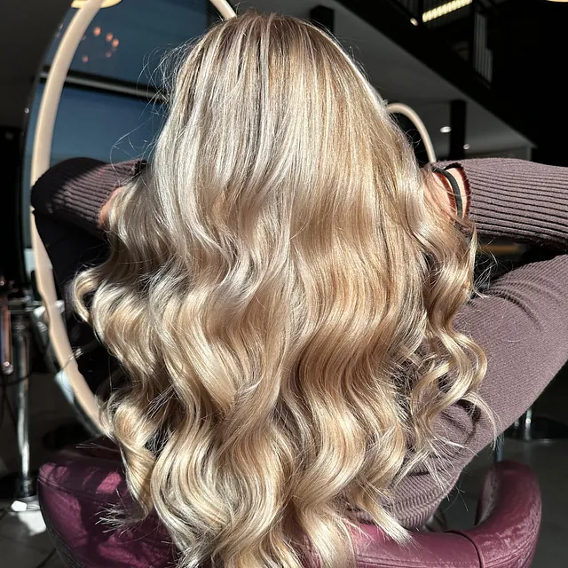 Blond bølgete hår