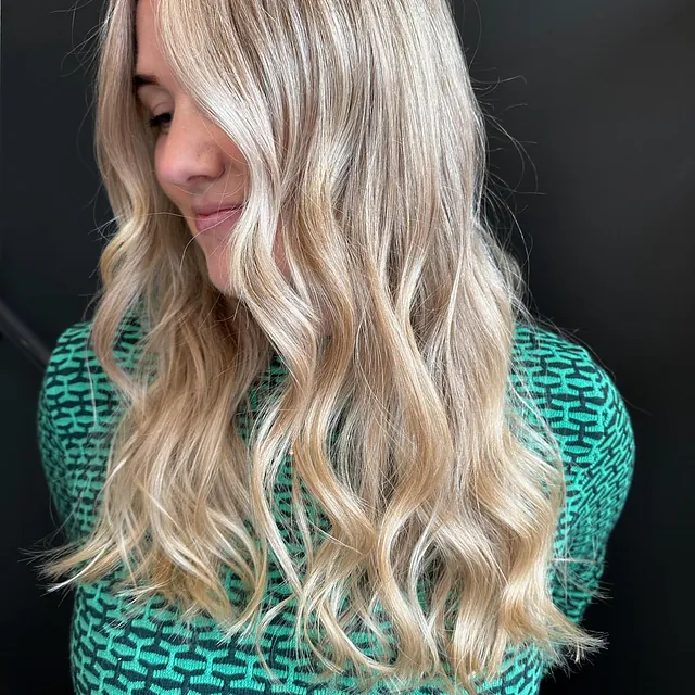 Blond bølgete hår